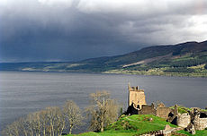 Loch Ness z zamkiem Urquhart na pierwszym planie
