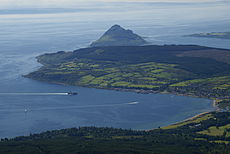 Færgen nærmer sig Brodick. Set fra toppen af Goat Fell.
