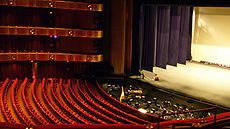 Arkkitehti Philip Johnson suunnitteli New York State Theaterin Balanchinen ohjeiden mukaan.