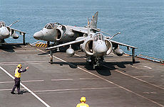 Kuninkaallisen laivaston Sea Harrier -lentolaivue HMS Illustriousin kannella Persianlahdella.