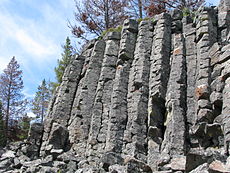 Sheepeater Cliff, Yellowstone: kiiresti jahtuva laava poolt moodustatud sambakujuline basaldiklipp.