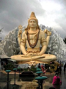 Socha Šivy provádějícího jógickou meditaci. Socha se nachází v Bangalore v Indii.