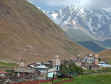 Turnurile de apărare construite de clanurile dușmănoase din Svaneti, munții Caucazului.  