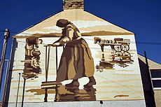 Murale di raccoglitori di cuori di gallina vittoriani. Nel disastro di Morecambe Bay del 2004, almeno 21 raccoglitori di cuori di gallina cinesi immigrati sono stati annegati da una marea in arrivo al largo della costa del Lancashire/Cumbria.