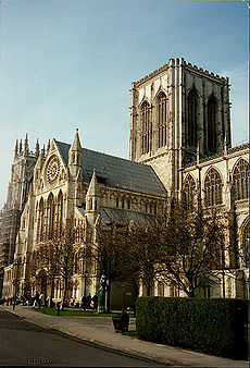 Transept a křížová věž York Minster od jihovýchodu.