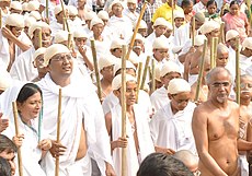 Sagar leidt een bijeenkomst met mensen die zich verkleden als Gandhi. Dit zou een wereldrecord worden voor de meeste mensen die zich als Gandhi verkleden.