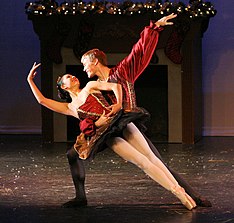 Daria L ir Džošas atlieka gerai žinomo klasikinio baleto "Riešutininkas" Didįjį pas de deux.
