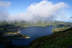 Lagoa do Fogo ("Ohnivé jezero"), pohled z Miradouro da Serra da Barrosa, podél masivu Agua de Pau  