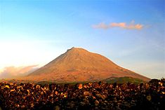 Une vue du Mont Pico au coucher du soleil