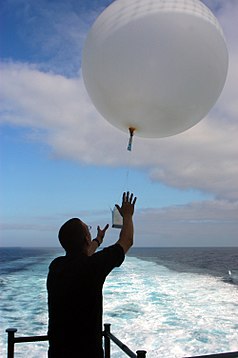 Ein Segler mit einem Wetterballon ähnlich dem von Larry Walters