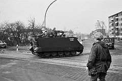 V roce 1969 projíždějí americká vojenská vozidla dopravní špičkou v obytné čtvrti Zehlendorf, což je běžná připomínka toho, že Západní Berlín je stále legálně okupován spojenci z druhé světové války.