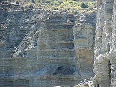 Charakter sedimentů se může cyklicky měnit a tyto cykly se mohou projevit v sedimentárním záznamu. Zde jsou cykly patrné v barvě různých vrstev.