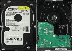 Western Digital WD400 3,5" cietā diska skats no augšas un apakšas