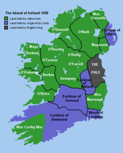 Irland i 1450 med landområder tilhørende de indfødte irere (grøn), de anglo-irske (blå) og den engelske konge (mørkegrå).  