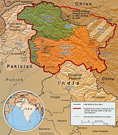 Zeleně jsou vyznačeny dvě oblasti kontrolované Pákistánem: Gilgit-Baltistán na severu a [ Džammú a Kašmír].