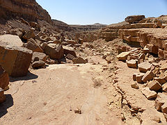 Erosione per gravità lungo le rive di uno uadi, Makhtesh Ramon, Israele