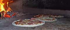 Pizze sa pečú v tradičnej murovanej peci na drevo