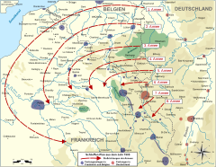 Die deutsche Angriffsplanung nach dem Schlieffen-Plan (links) und deren Scheitern (rechts): Alliierte Truppen stoßen am 8. September 1914 in die Lücke zwischen der 1. und 2. deutschen Armee
