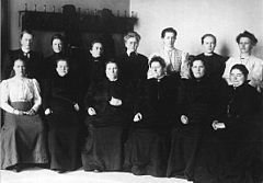 Dreizehn der insgesamt neunzehn weiblichen Parlamentsmitglieder. Es waren die ersten weiblichen Abgeordneten der Welt, die bei den Parlamentswahlen in Finnland 1907 gewählt wurden.