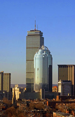 Věž Prudential Tower za ulicí 111 Huntington Avenue při pohledu ze South Endu