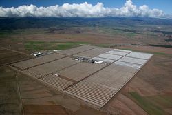 Andasol-solkraftværket på 150 MW er et kommercielt solvarmeanlæg med parabolrør i Spanien. Andasol-anlægget bruger tanke med smeltet salt til at lagre solenergi, så det kan fortsætte med at producere elektricitet, selv når solen ikke skinner.  