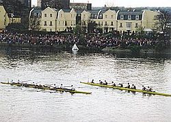 O fotografie a cursei de bărci între Oxford și Cambridge  