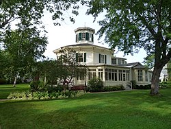 Muzeul Octagon House, inclus în Registrul Național al Locurilor Istorice, a fost construit în 1855.