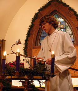 Acender as velas do Advento em uma igreja nos EUA.