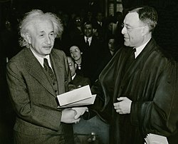 Cidadão recém naturalizado, Albert Einstein recebeu seu certificado de cidadania dos Estados Unidos do Juiz Phillip Forman.