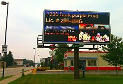 AMBER Alert na elektronicznym billboardzie w Milwaukee, Wisconsin.