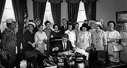 同一賃金法に署名するケネディ大統領と米国大学女性協会(American Association of University Women)の会員たち