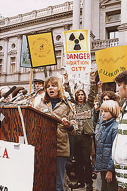 Protes anti-nuklir di Harrisburg pada tahun 1979, setelah Kecelakaan Pulau Tiga Mile.
