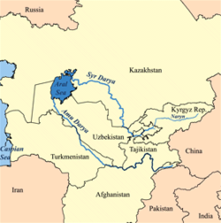 Karte des Gebiets um den Aralsee. Die Grenzen des Aralsees sind um 1960. Länder, die zumindest teilweise im Einzugsgebiet des Aralsees liegen, sind gelb eingezeichnet.