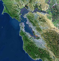 Fotografie din satelit USGS a zonei Golfului San Francisco. (Faceți clic pe imagine pentru o descriere a principalelor caracteristici).  