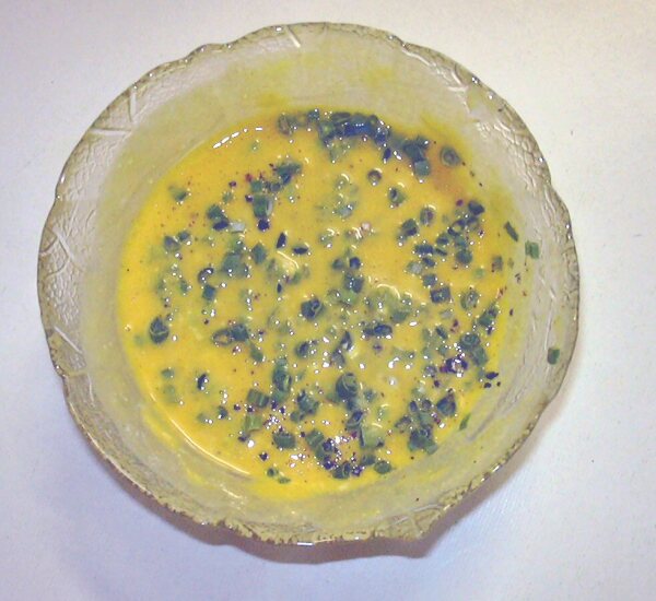 Béarnaise-kastike (Sauce béarnaise), joka on valmistettu kirkastetusta voista ja munankeltuaisista, jotka on maustettu salottisipulilla, kirvelillä ja tarragonilla.