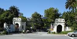 Sunset Blvd en la puerta oeste de Bel Air.  
