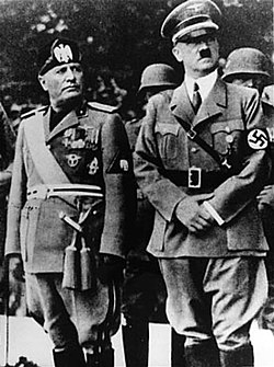 Divi fašistu līderi - Benito Musolīni (pa kreisi) un Ādolfs Hitlers (pa labi).