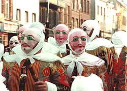 Gilles-paraden gennem Binche i Belgien.  