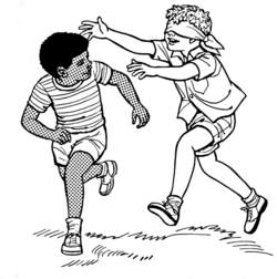 Un bambino indossa una benda e insegue un altro bambino.