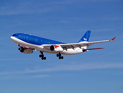 Un bmi A330 atterrit dans un aéroport.