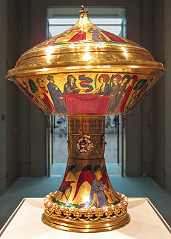Cupa Regală de Aur, 23,6 cm înălțime, 17,8 cm lățime în punctul cel mai larg; greutate 1,935 kg, British Museum. Decorată cu smalț și perle. A fost realizată pentru familia regală franceză la sfârșitul secolului al XIV-lea.