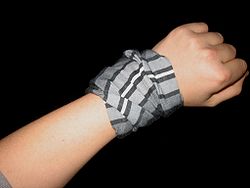 Ein Stoffarmband.