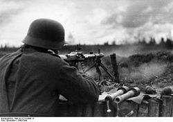 Nemški vojak strelja z MG 34 v Rusiji, 1942.