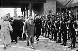 Edward pasando revista a un pelotón de las SS con Robert Ley, 1937