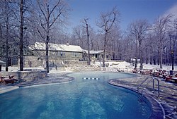 Camp Davidin majatalo, jossa on uima-allas  