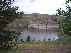 Diga di Carcoar con il parco eolico di Blayney sullo sfondo