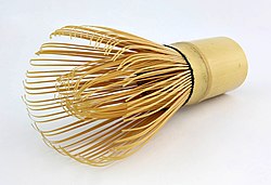 Bătător de bambus ("chasen"), folosit pentru a bate matcha