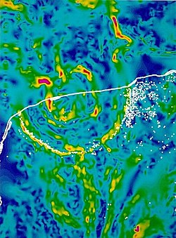 Mapa gravitačných anomálií impaktnej štruktúry Chicxulub. Pobrežie je znázornené bielou čiarou. Nápadná séria koncentrických prvkov odhaľuje polohu krátera. Biele bodky predstavujú vodou vyplnené závrty vo vápencových horninách regiónu