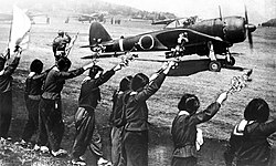 Stredoškoláčky sa lúčia s pilotmi kamikadze vetvičkami čerešňových kvetov v bitke o Okinawu 12. apríla 1945.