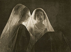 Fotografie dvou Francouzek, kolem roku 1900.  